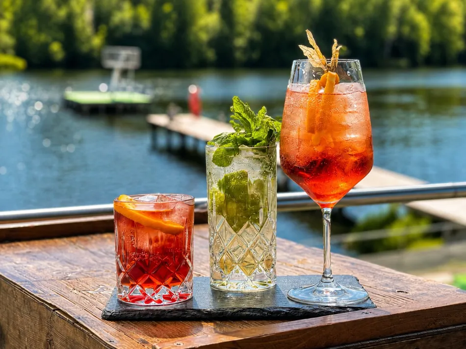 Aperol Spritz, Hugo und Cocktails am See